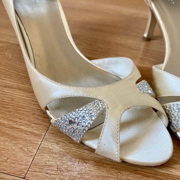 Nine West New Favorly Bridal Kitten Heel Satin Dress Sandals Women’s 9 NWT - Picture 4 of 15